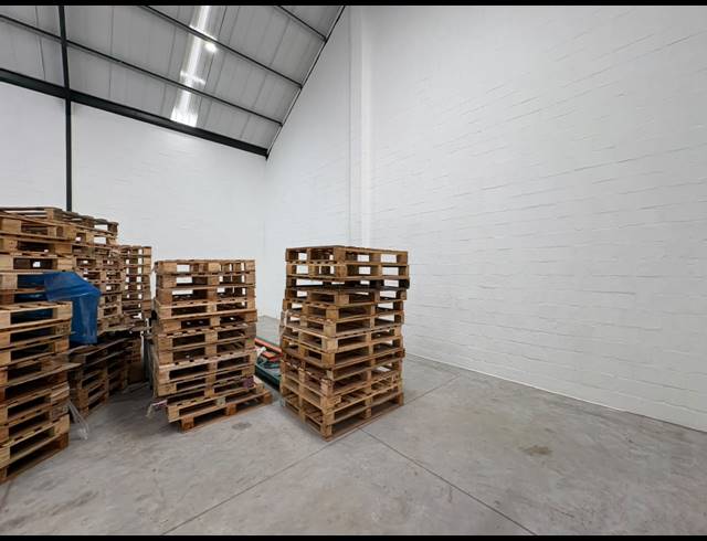 207M² WAREHOUSE TO LET IN FIRGROVE INDUSTRIAL ESTATE